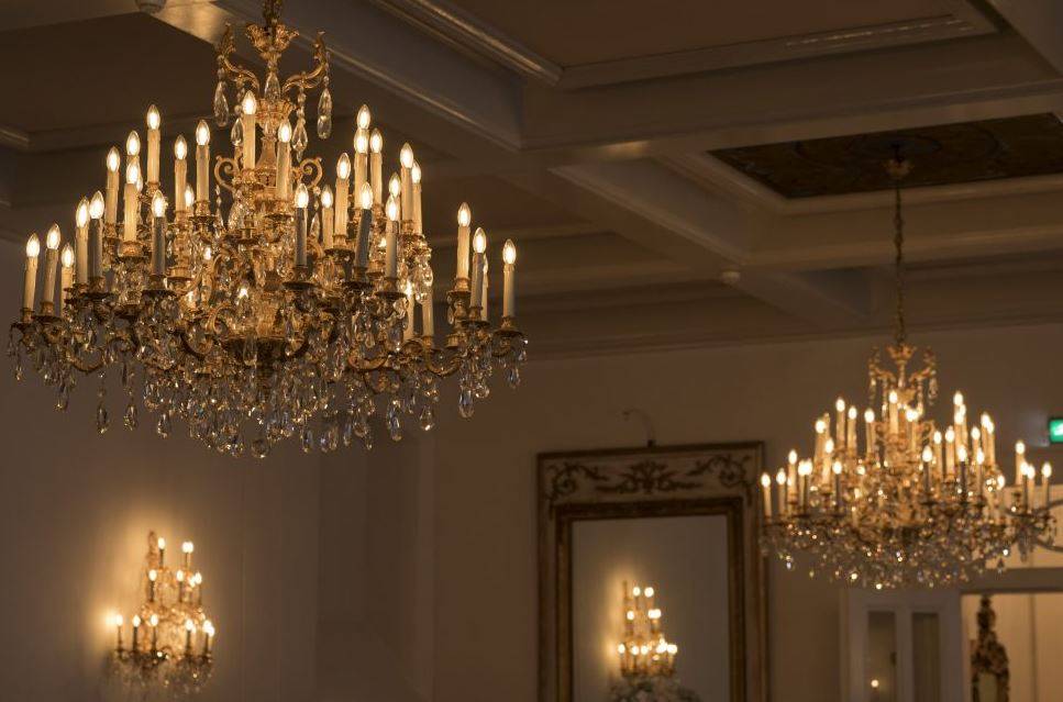 Case: Grand Hotel Karel V vervangt honderden gloeilampen in kroonluchters door LED met intelligente sturing